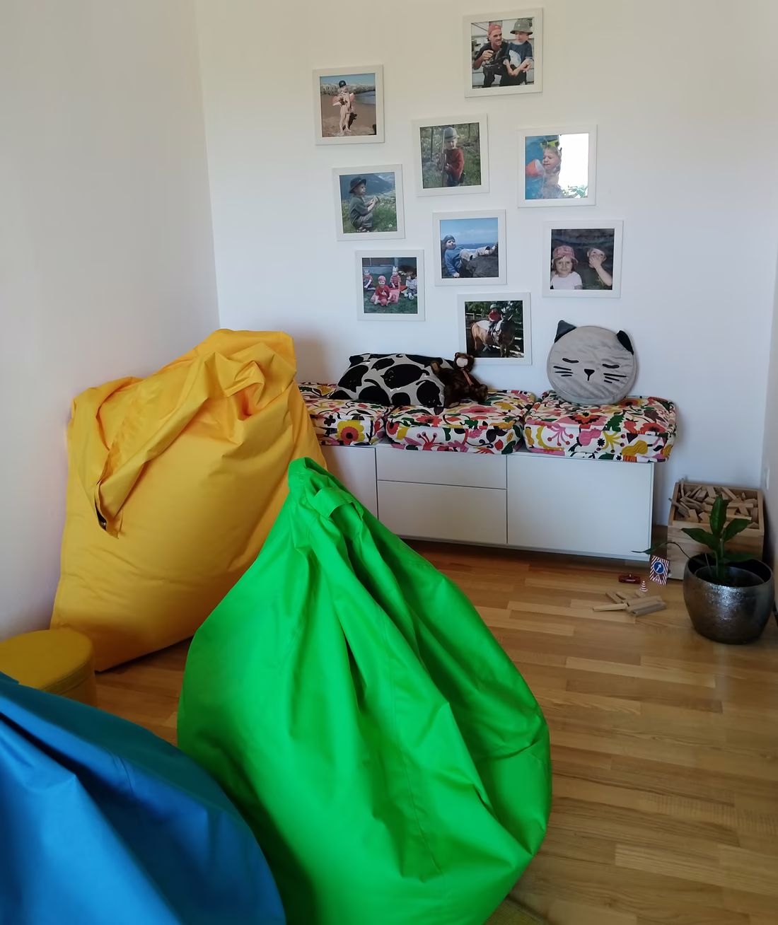 Kinderecke der Praxis mit Sitzsäcken, Polstern und Spielmaterial